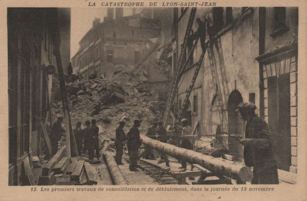 CATASTROPHE DE LYON-SAINT-JEAN. Les premiers travaux de consolidation et de déblaiement dans la journée du 13 novembre, carte postale recto