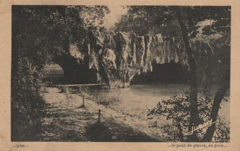 LYON - Le pont de pierre au parc de la Tête d’or, carte postale recto