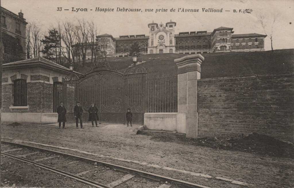 LYON - Hospice Debrousse, vue prise de l’Avenue Vallioud, carte postale recto
