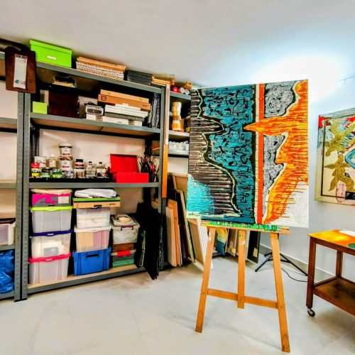 Vue d'atelier, chevalet et étagères