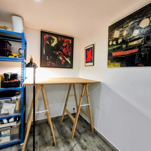 Vue d'atelier, étagère et table