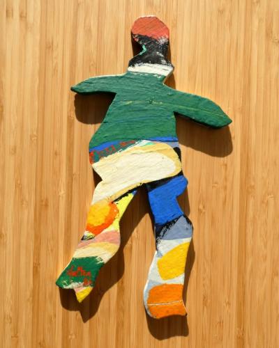 Découpe de bonhomme peint de couleurs vives